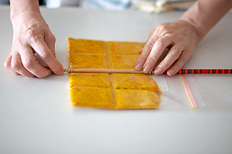 ③ 1回分の量を小分けに。潰したかぼちゃなどは菜ばしで溝をつけておくと、パキッと折って必要な分だけ使える!